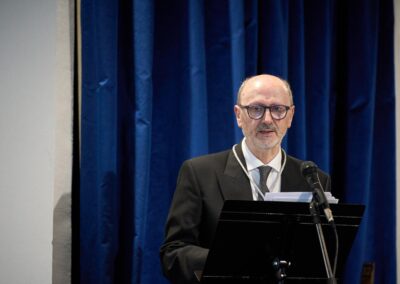 8. Otro plano corto del orador