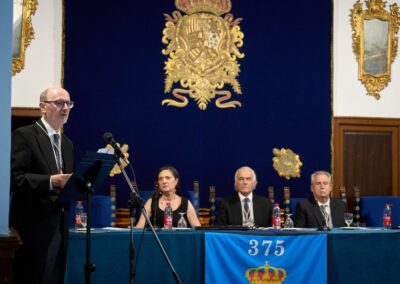 9. El orador habla sobre la relación de Antonio Machado con Baeza y las distintas aportaciones de nuestra Academia sobre el tema